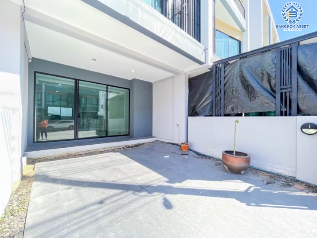 ทาวน์เฮ้าส์มือสองย่านกรุงเทพมหานคร ม.นลิน แกรนด์ อเวนิว วงแหวน-พระราม9 เนื้อที่ 24.2 ตร.ว. ฟังก์ชัน 4 ห้องนอน 4 ห้องน้ำ 1 ที่จอดรถ แถมฟรี! 4 เครื่องปรับอากาศ พร้อมของแถม ใกล้สนามบินสุวรรณภูมิ, พระราม 9 และรถไฟฟ้าแอร์พอร์ตลิ้งค์ "สถานีบ้านทับช้าง"...